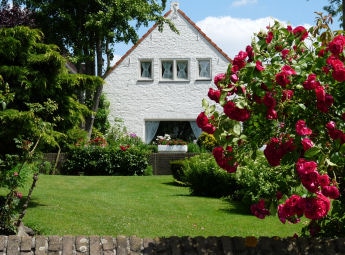 Haus - Garten von Dieter Schütz._pixelio.de