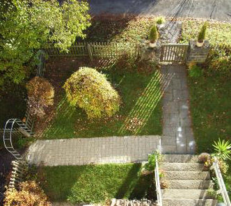 Treppen sind besondes schwierige Gartenwege für Senioren
