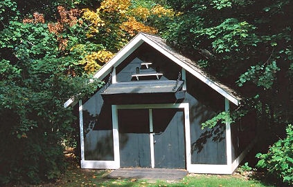 Eine Genehmigung muss oft auch für ein kleines Gartenhaus eingeholt werden