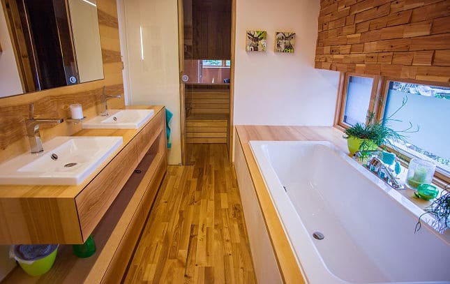 Das Holz reinigen ist im Badezimmer besonders wichtig