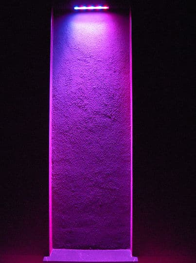 Von LED Lampen beleuchtete Wand