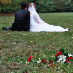 Hochzeitspaar im eigenen Garten