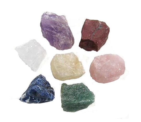 Amethyst, Bergkristall, Rosenquarz, Sodalith, Aventurin, Jaspis und gelber Calcit für schmackhaftes Trinkwasser