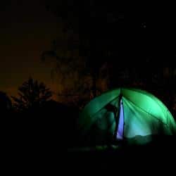 Zelten im eigenen Garten in einer lauen Sommernacht