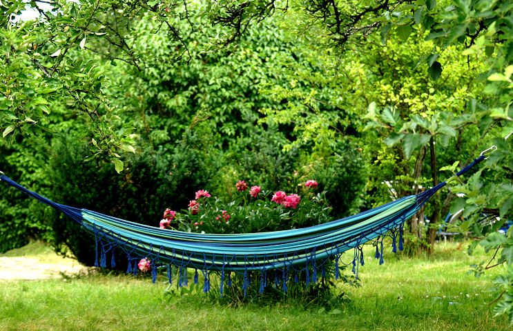 Schöne blaue Hängematte im Garten