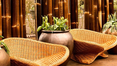 Wohlfühloase im Garten mit Bambusmöbeln