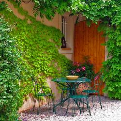 Anheimelnde Sitzecke im Garten, direkt am Haus