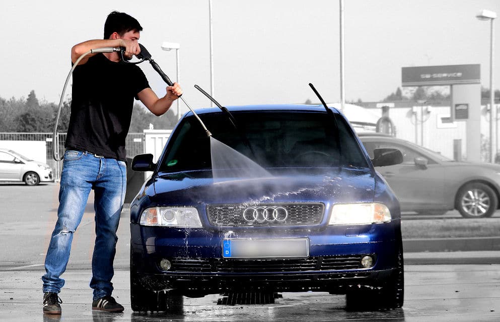 Vorsicht beim Reinigen des Autos