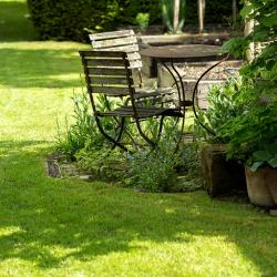 Gemütlich im Garten - mitten auf der Wiese