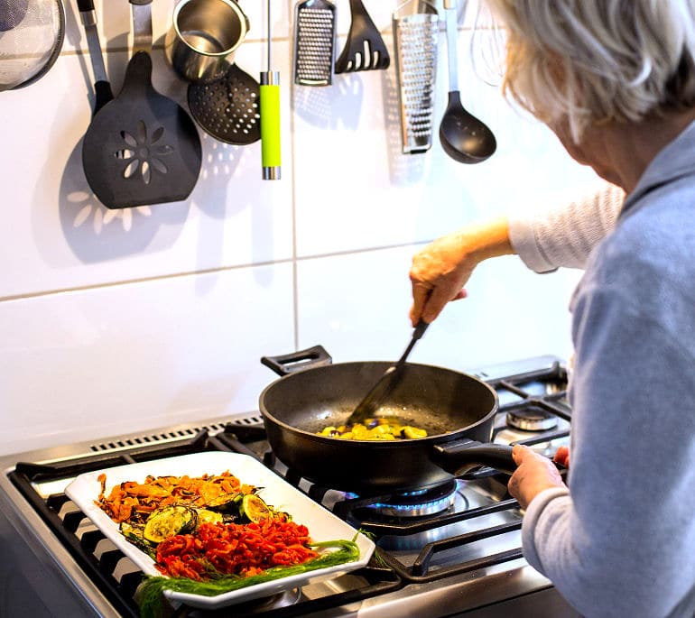 Im Haushalt Geld sparen indem Sie kochen statt das Essen ins Haus liefern lassen