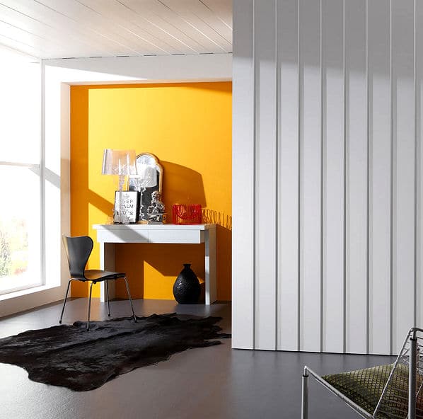 Helle Decken-und Wandpaneele in senkrechten Streifen vergrößern Ihren Raum optisch