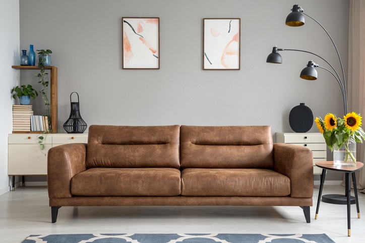 Eine Couch aus Glattleder ist langlebig und pflegeleicht