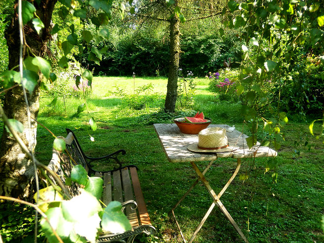 Eine Alte Gartenbank in gemütlichem Garten-Eckchen