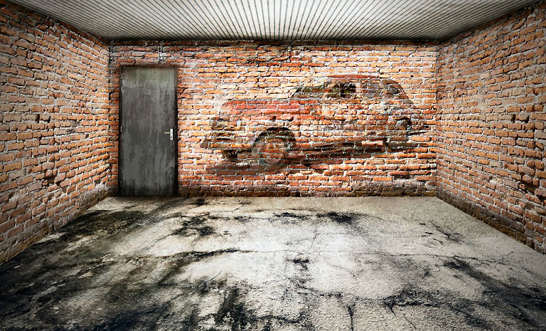 Die Garage aus Mauersteinen hat schon viele Jahre gesehen und alt ehrwürdige Autos.