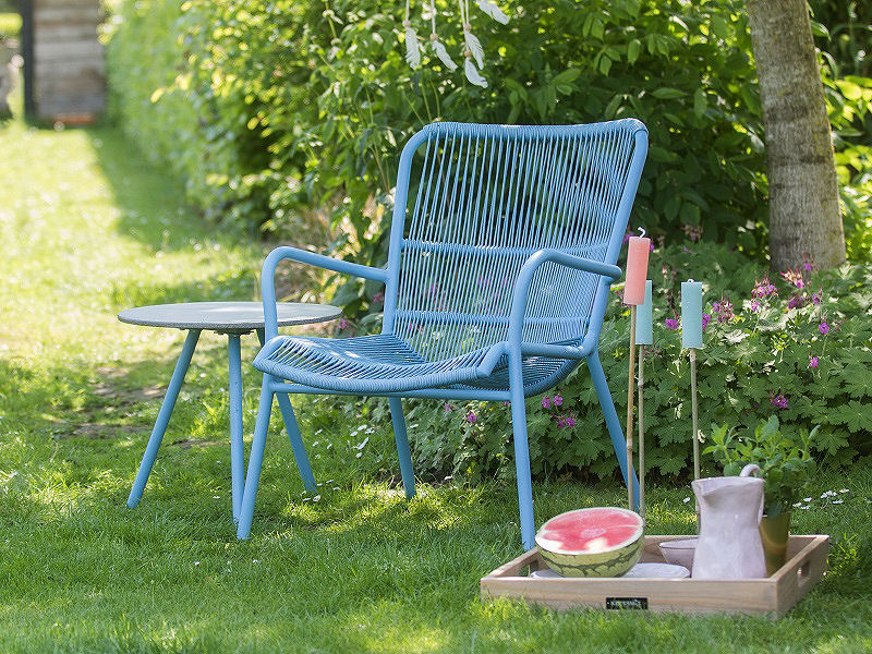 Garten pur genießen und lesen im Schatten eines Baumes