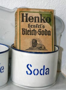 Steine und Steinflächen mit Soda reinigen? Haushaltstipps und Gartentipps