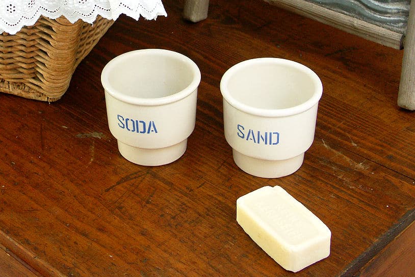 Mit Soda reinigen - kombiniert mit Sand und Kernseife - probieren Sie´s aus.
