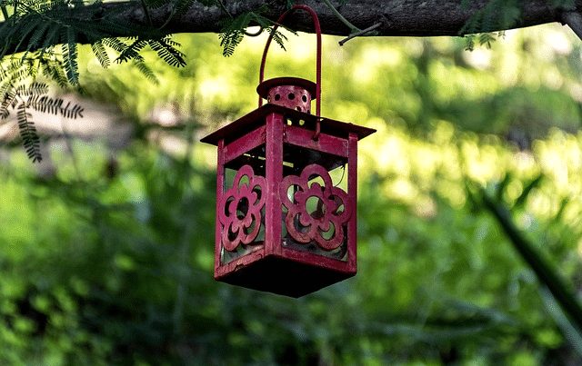 Beleuchtung im Garten: Lampen sollten auch schön aussehen, wenn sie gerade nicht in Benutzung sind.