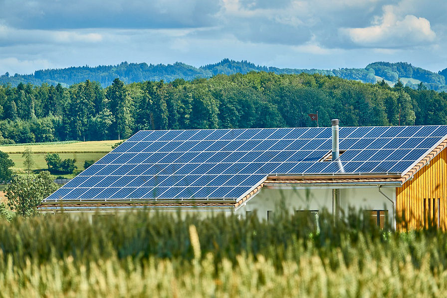 Erneuerbare Energien selbst erzeugen - Solaranlagen auf dem Dach