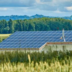 Erneuerbare Energien selbst erzeugen - Solaranlagen auf dem Dach