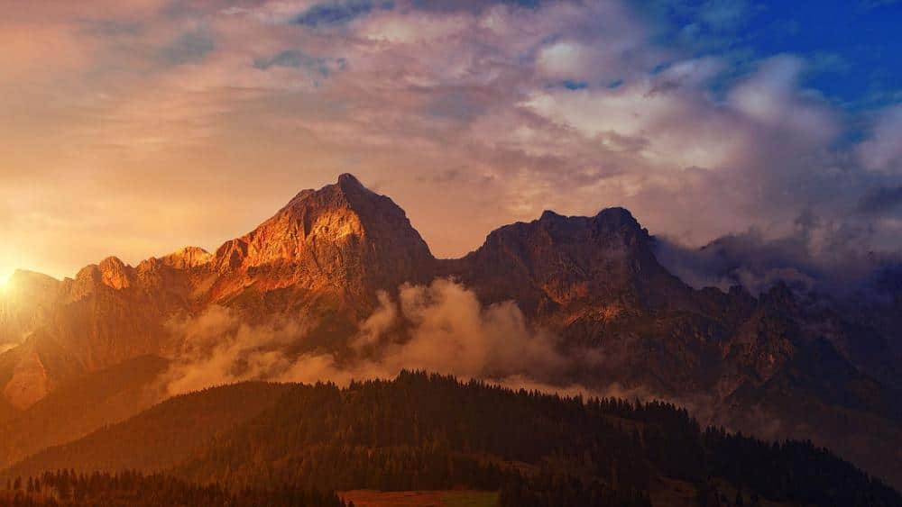 Wer schon einmal in den Alpen Urlaub gemacht hat, ist sicher in den Genuss gekommen, das allabendliche Alpenglühen zu bewundern.