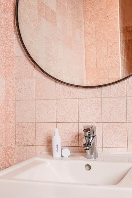 Aufgaben im Haushalt: Spiegel im Badezimmer ohne Bohrlöcher? Das ist durchaus möglich.