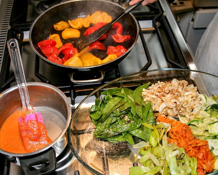 Das Kochen macht Schule - Gemüsepfanne in rot, gelb und grün.