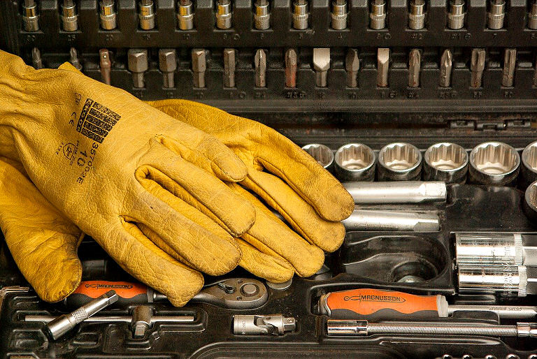 Sicherheit im Haushalt - Handschuhe helfen schon mal in vielen Fällen.