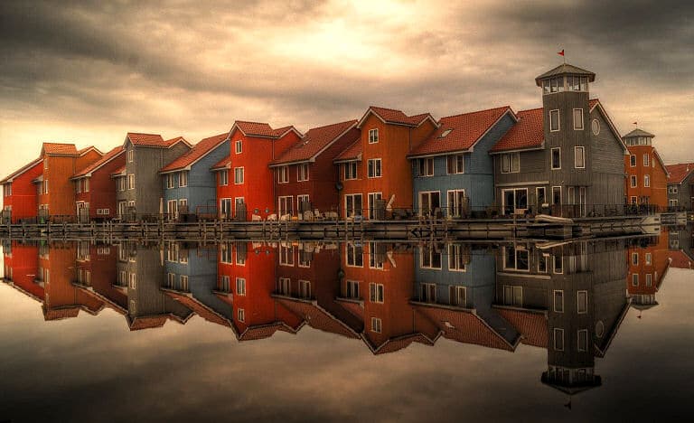 Häuser Dach an Dach am Wasser als beliebtes Fotomotiv.