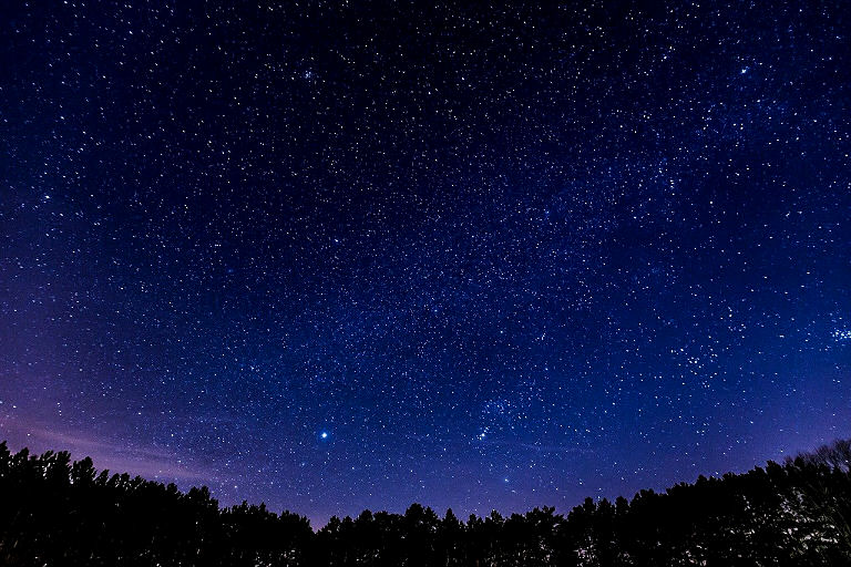 Nachthimmel voller Sterne - in Städten meist nicht zu sehen