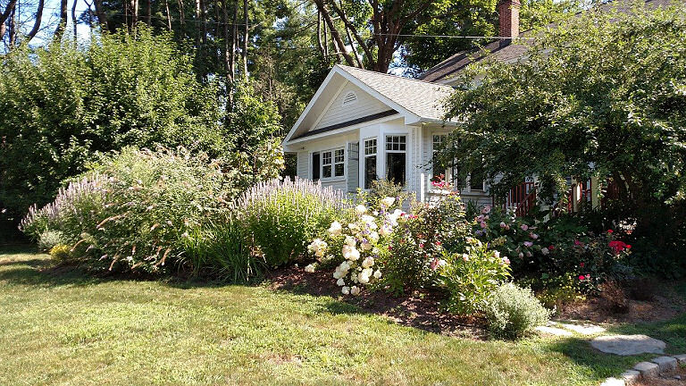 Haus im grünenden Garten