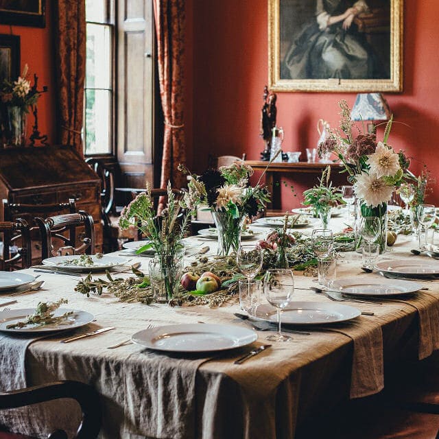 Traditionelles Esszimmer mit festlich gedecktem Tisch