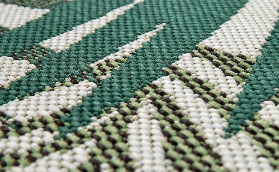 Ein Outdoor-Teppich ist ein richtiger Teppich - also aus Schlingen gefertigt.