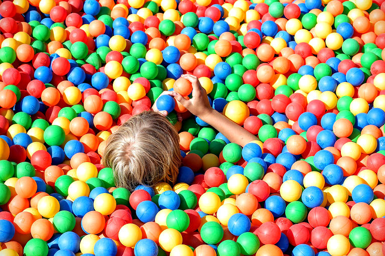 Ein Bällebad für Kinder ist ein großer Spaß.