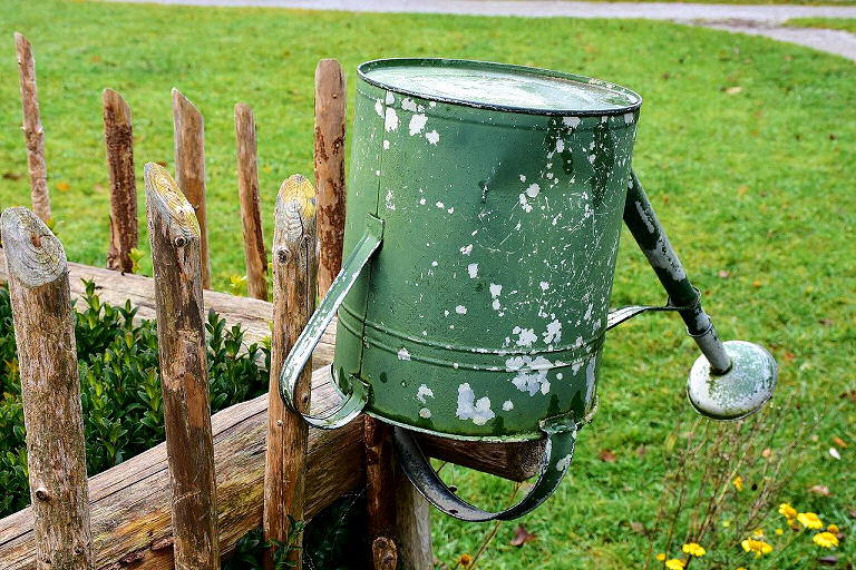 Im Garten eignet sich die gute alte Gießkanne gut zum gießen. Vor allem, wenn die Wege nicht zu weit, sondern der Wasserhahn / Schlauch in der Nähe ist. 