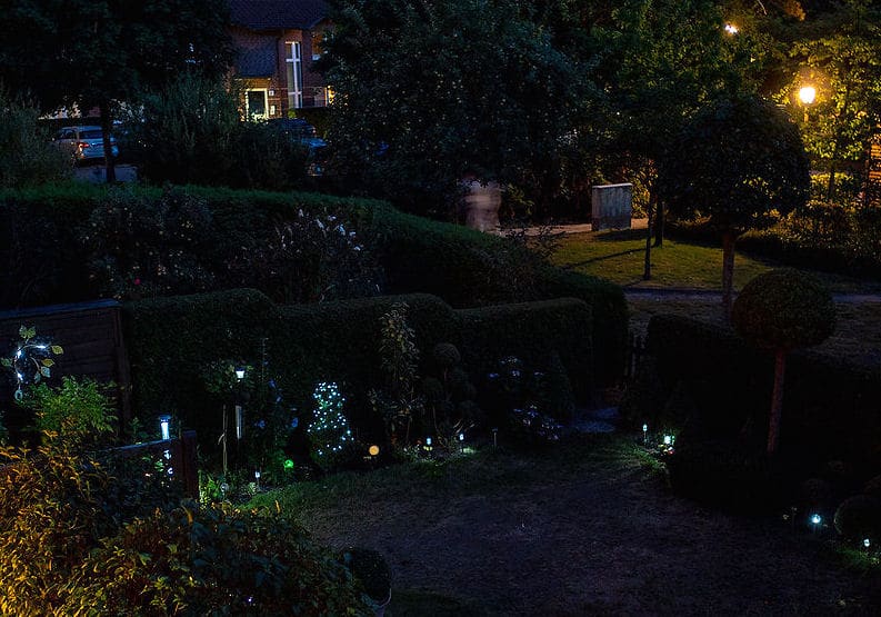 Romantische Gartenbeleuchtung bei Nacht