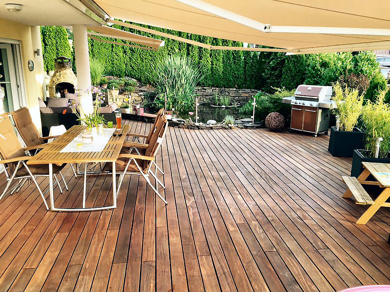 Eine Terrasse aus Holz ist auch schön. 