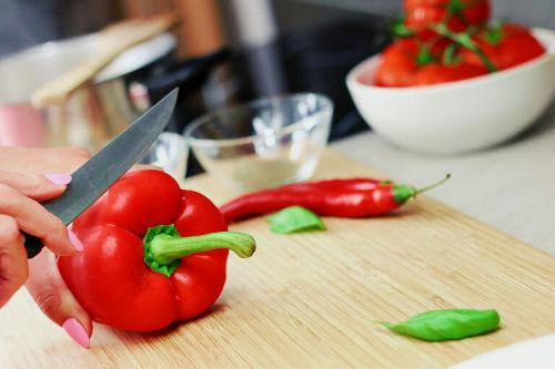 Paprika kann man in Streifen oder auch Stücke schneiden.