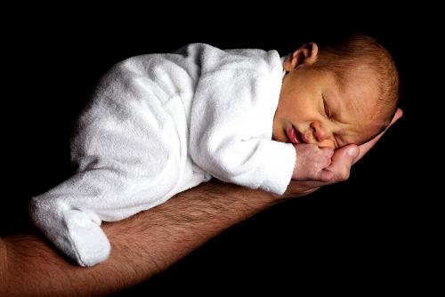 Das Neugeborene kann ja nicht immer auf Papas Hand schlafen.