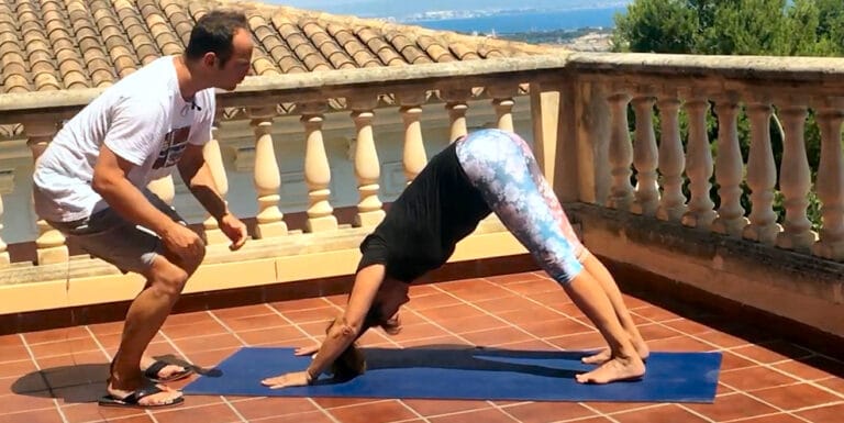 Yoga beugt Rückenschmerzen effektiv vor und kann sie auch oft heilen - hier der abschauende Hund.