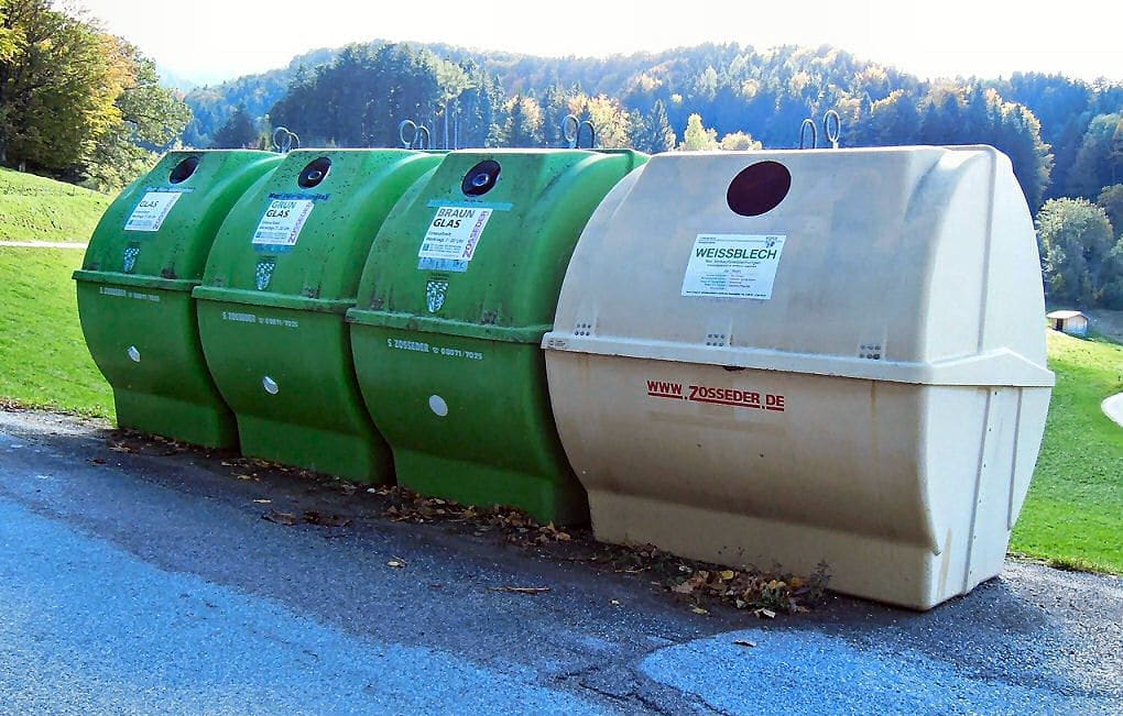 Welcher Müll in welche Tonne - . Vielerorts gibt es für Flaschen und Gläser nach Farben getrennte Container.