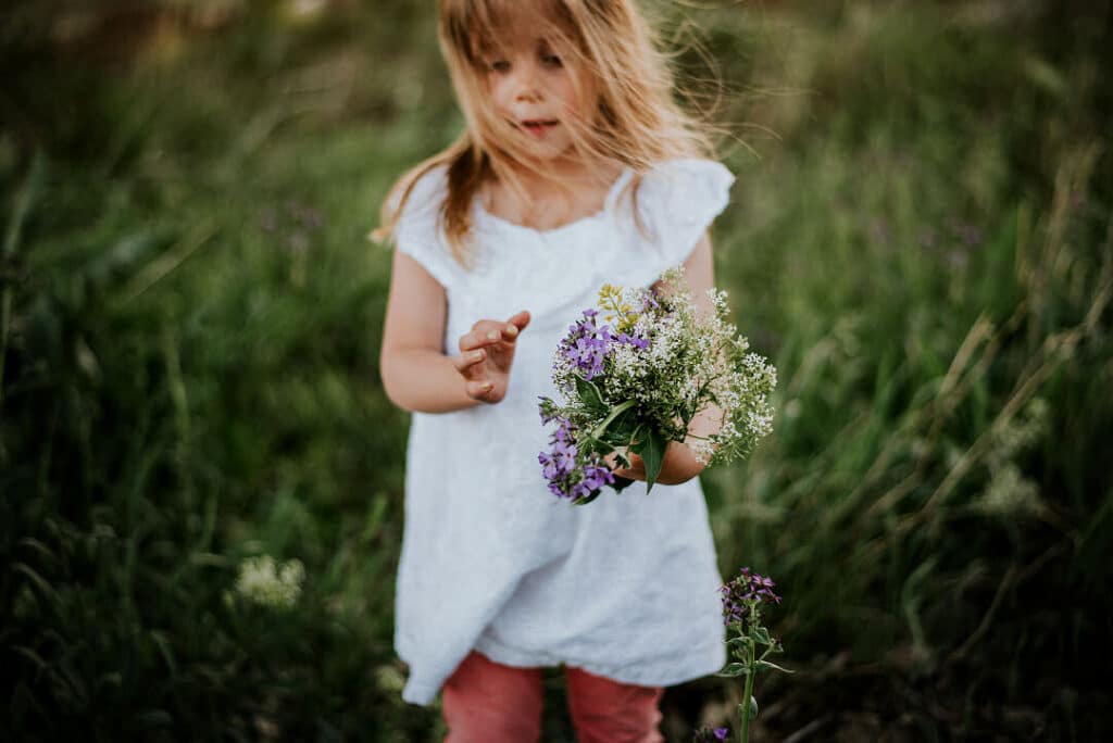 Ob das Mädchen diese Blumen wohl selbst gepflückt hat?