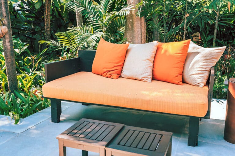 Terrassenmöbel Tipps - für einen Patio (Innenhof) kommt eine gemütliche Bank mit farbigen Kissen gut.