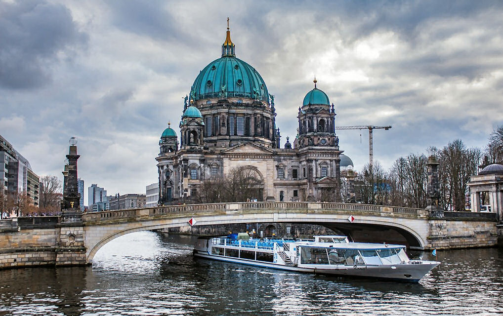 Mit dem Schiff auf der Spree durch die Innenstadt von Berlin. Hier der Berliner Dom, direkt an der Spree.