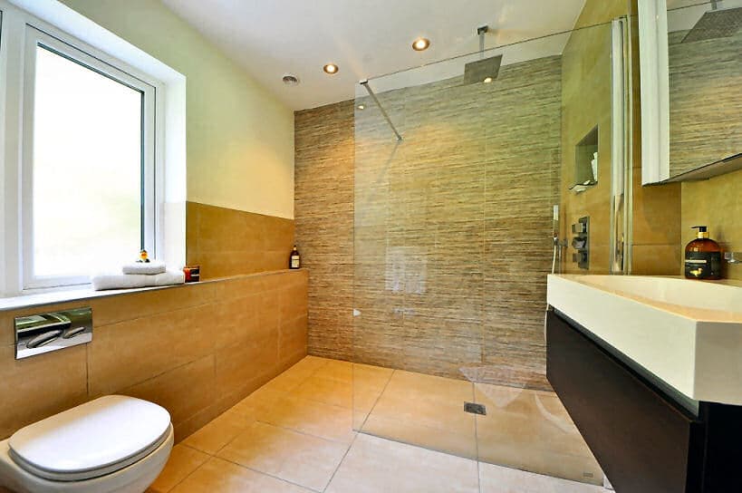 Die richtige Dusche kann bei einem großen Bad auch eine  Walk-In-Dusche sein.