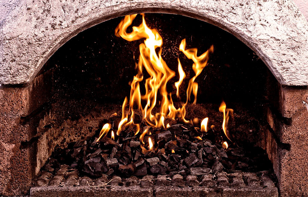 Eine einfache offene Feuerstelle im Haus hat schon eine sehr lange Tradition.