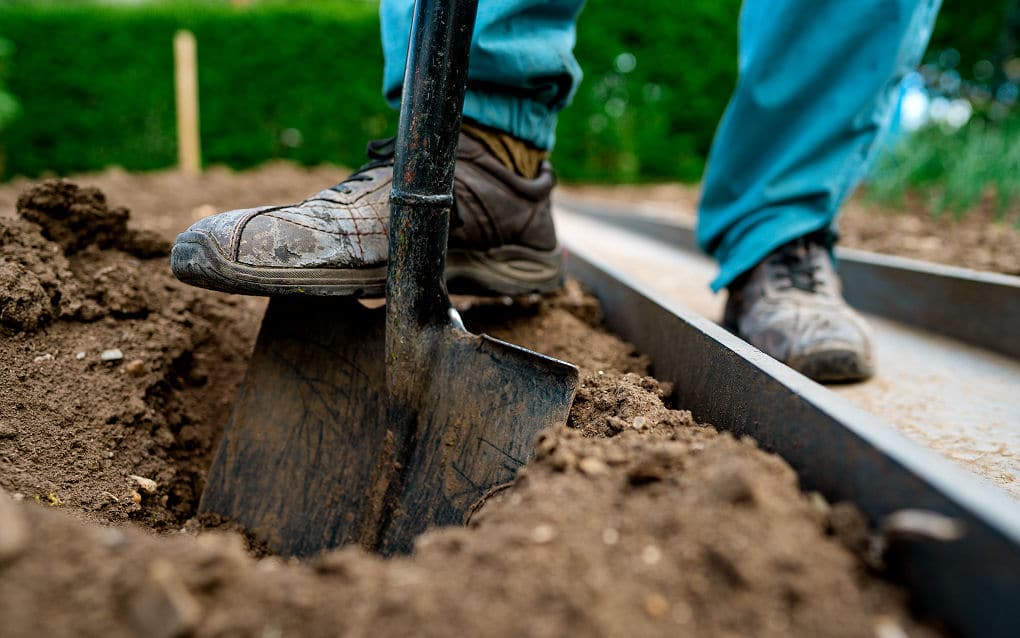 Solide Arbeitsschuhe für die Gartenarbeit können einem manches erleichtern. Diese hier sind eher so semi. 