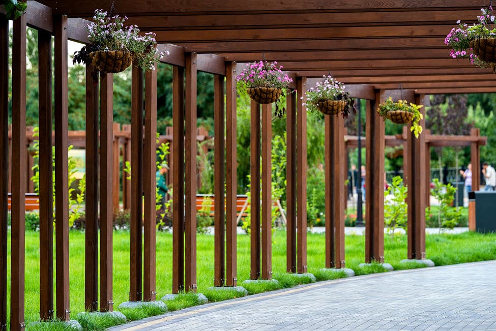 Effektiver Sonnenschutz, zum Beispiel durch eine Pergola, ist wichtig zum Wohlfühlen im Garten.