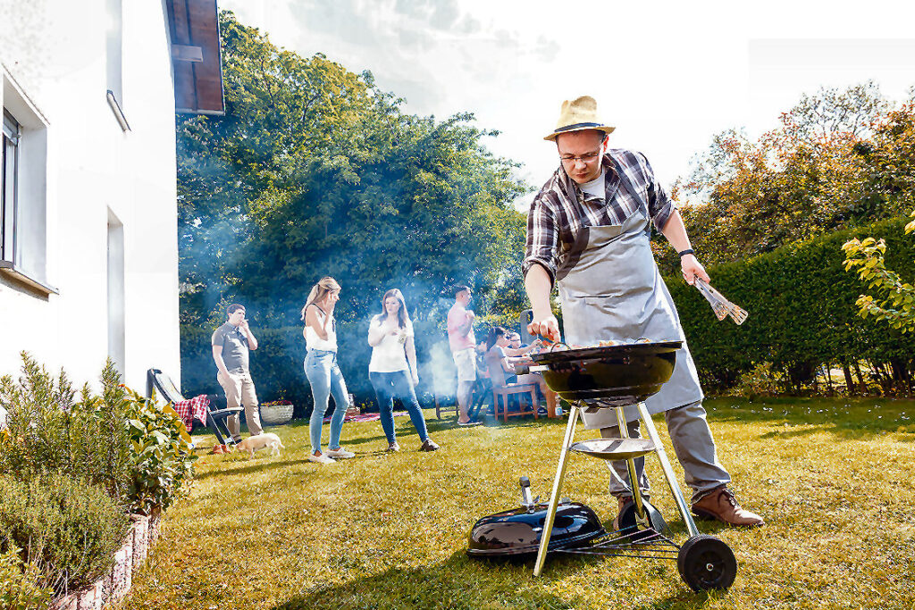 Auf Gartenpartys ist auch ein Kugelgrill beliebt.