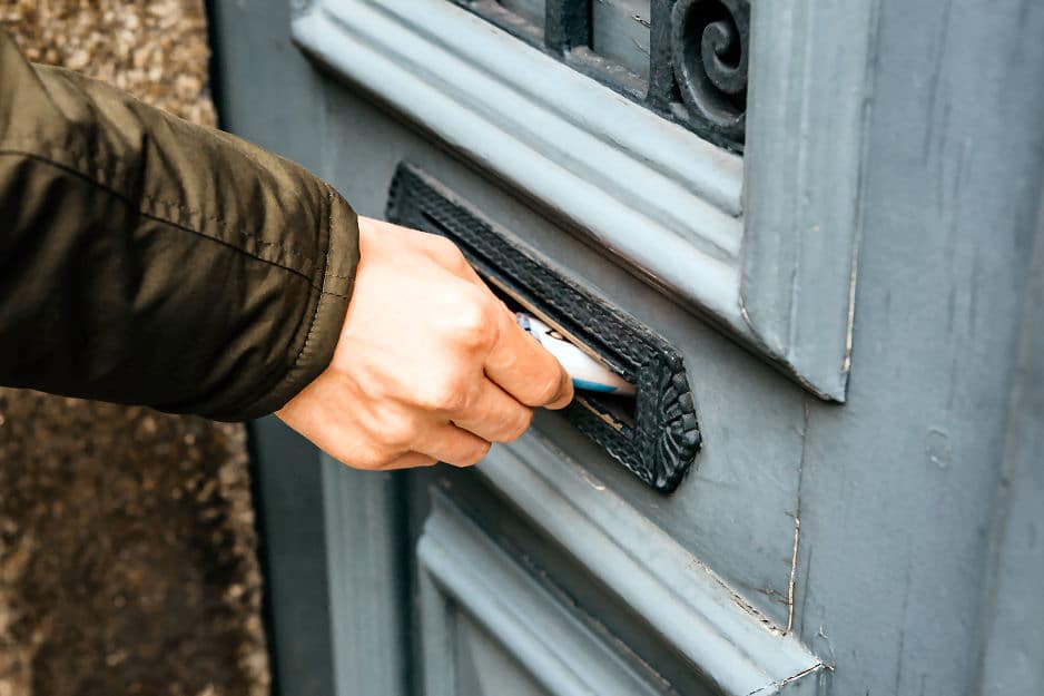 Schlitz in der Haustür für die Post. Nicht komfortabel und zieht vielleicht auch, aber geht manchmal zur Not auch. 